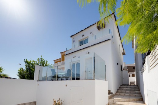 Villa - Sale - Torrevieja - Aguas Nuevas