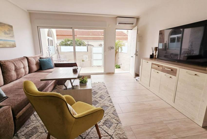 Warum ist dieses Doppelhaus zum Verkauf in La Siesta Torrevieja ideal zum Wohnen oder als Investition? Warum ist dieses Doppelhaus zum Verkauf in La Siesta Torrevieja ideal zum Wohnen oder als Investition?