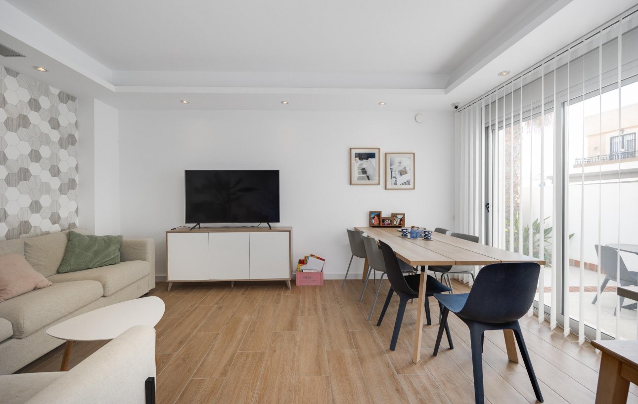 Sale - Chalet - Torrevieja - Los Frutales