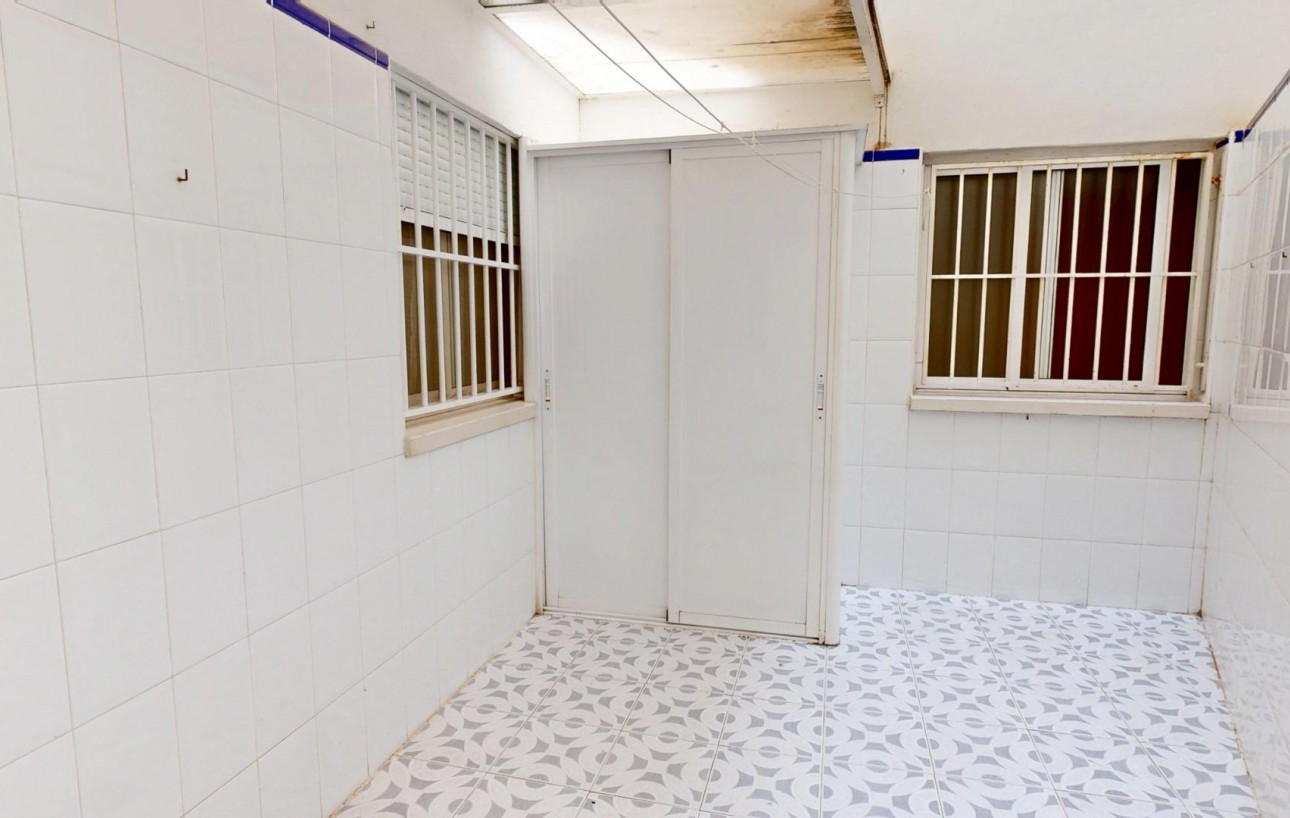 Resale - Planta baja - Torrevieja - Estacion de autobuses