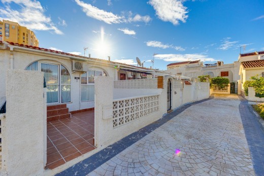 Resale - Chalet - Torrevieja - Playa de los locos