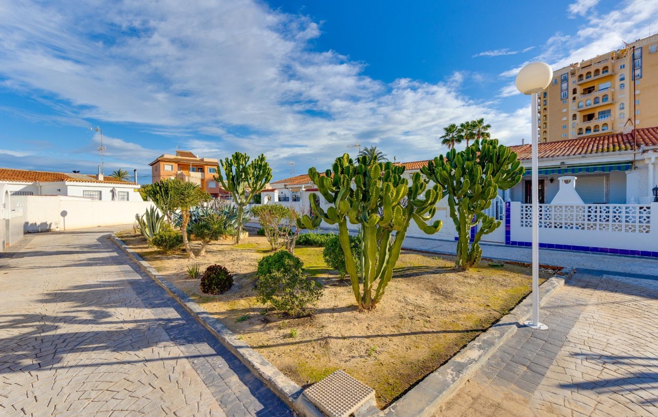 Resale - Chalet - Torrevieja - Playa de los locos