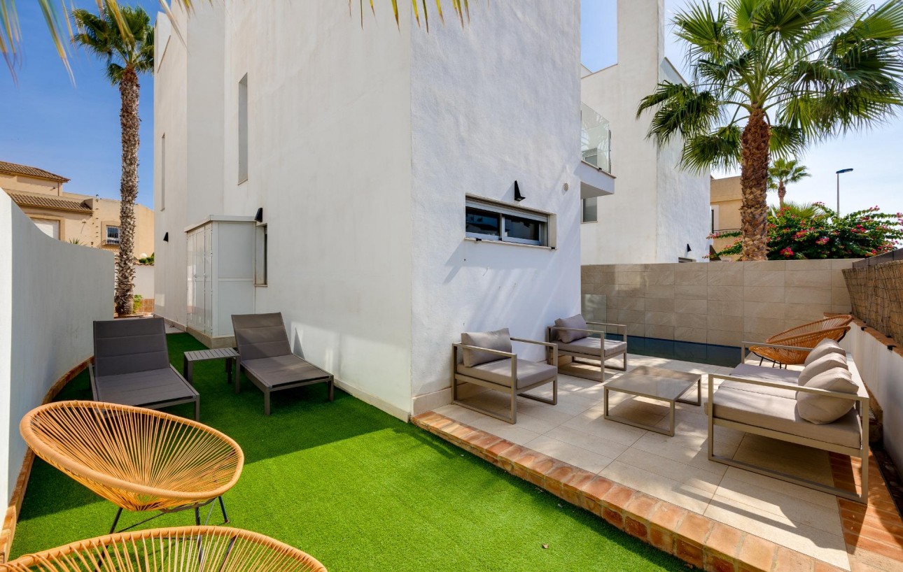 Sale - Chalet - Torrevieja - Los Frutales