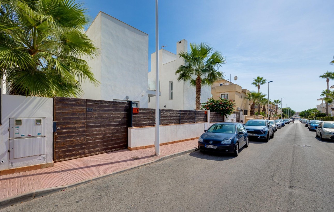 Sale - Chalet - Torrevieja - Los Frutales