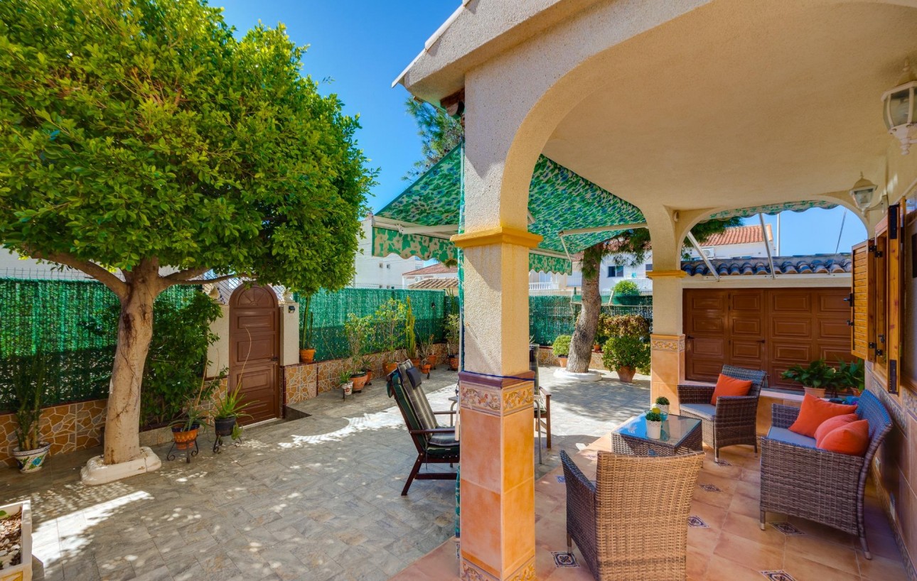 Sale - Chalet - Torrevieja - La Mata