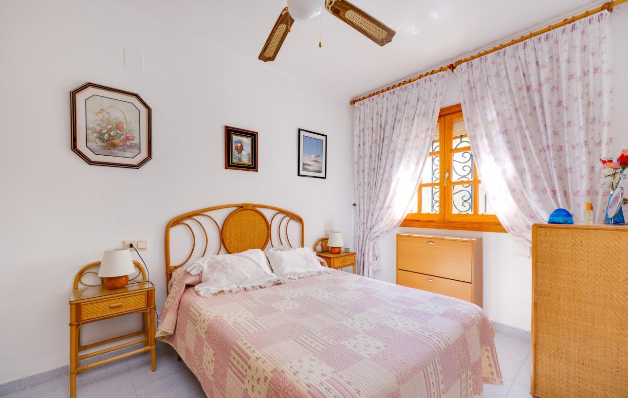 Sale - Chalet - Torrevieja - La Mata