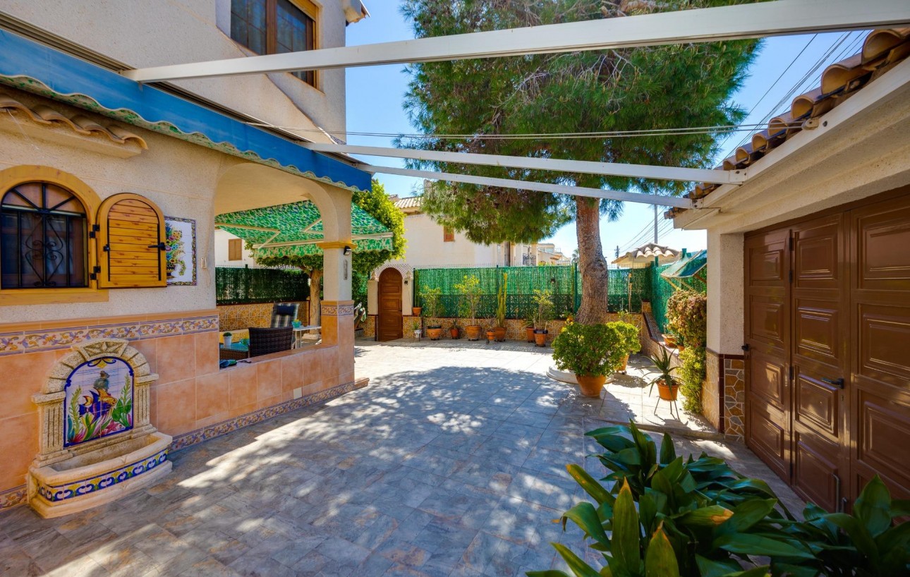 Sale - Chalet - Torrevieja - La Mata