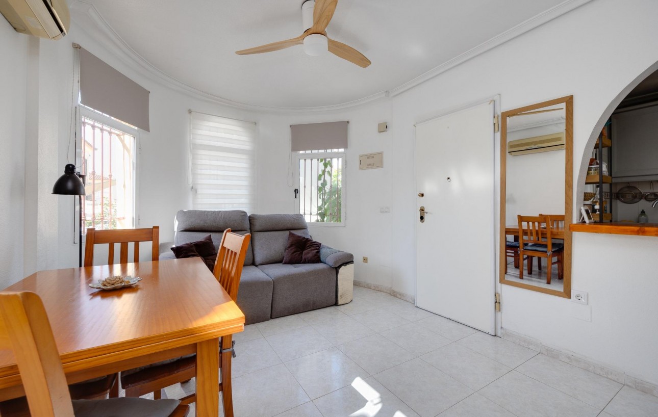 Resale - Chalet - Torrevieja - Aguas Nuevas