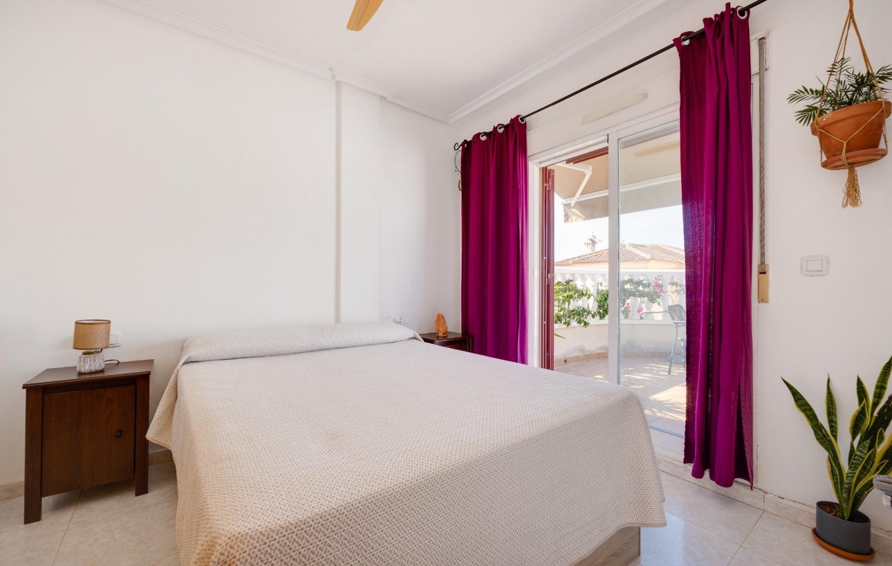 Resale - Chalet - Torrevieja - Aguas Nuevas