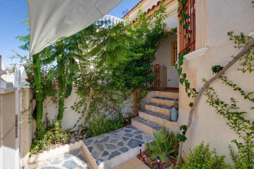 Resale - Chalet - Torrevieja - Aguas Nuevas