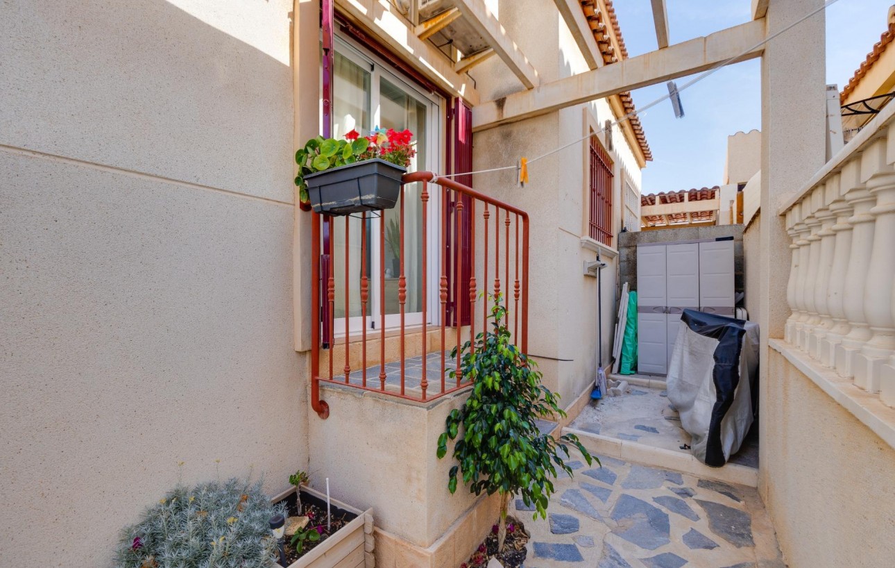 Resale - Chalet - Torrevieja - Aguas Nuevas