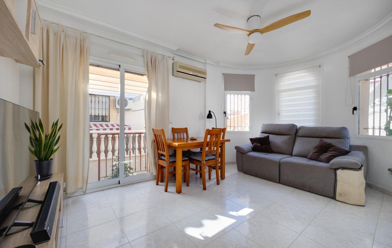 Resale - Chalet - Torrevieja - Aguas Nuevas