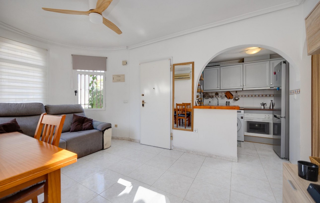 Resale - Chalet - Torrevieja - Aguas Nuevas