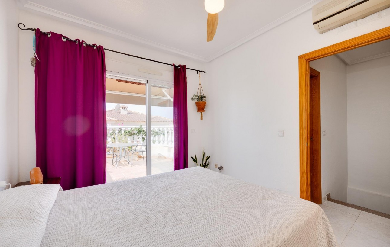 Resale - Chalet - Torrevieja - Aguas Nuevas