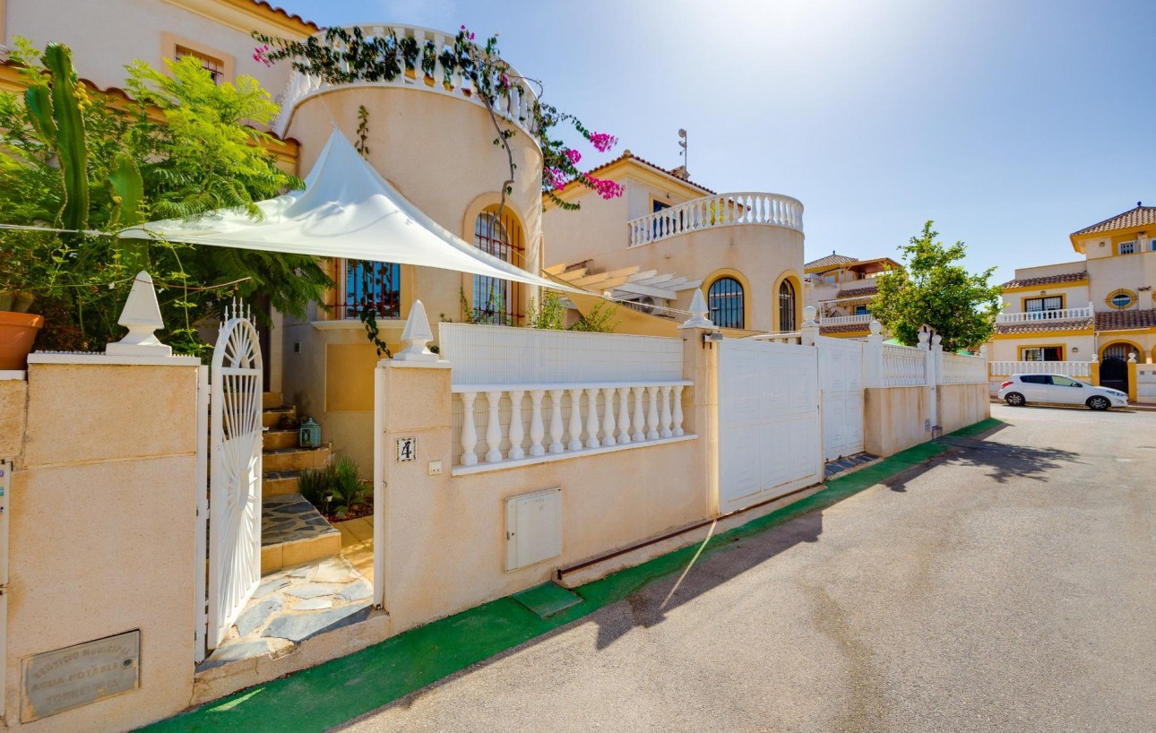 Resale - Chalet - Torrevieja - Aguas Nuevas