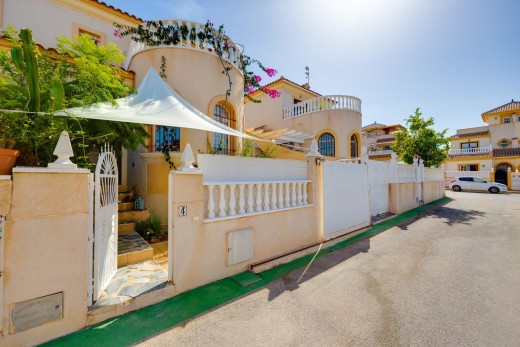 Resale - Chalet - Torrevieja - Aguas Nuevas
