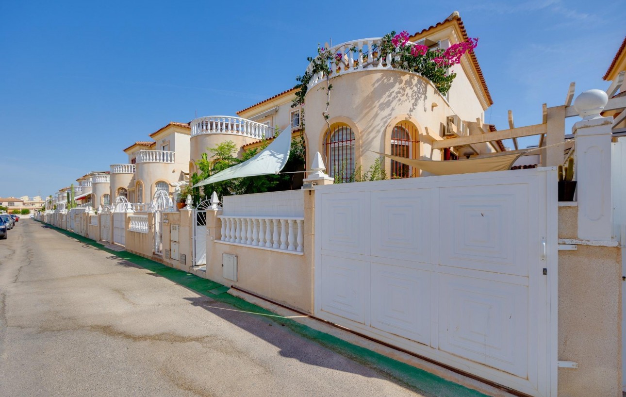 Resale - Chalet - Torrevieja - Aguas Nuevas
