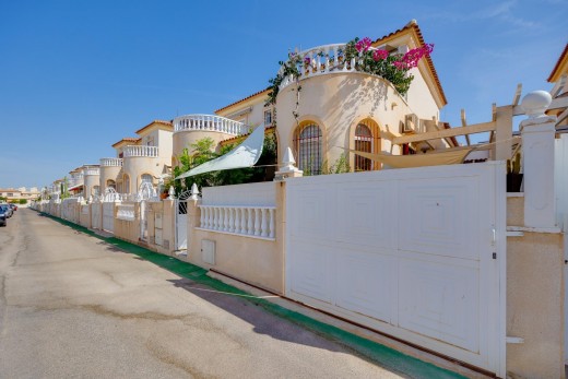 Resale - Chalet - Torrevieja - Aguas Nuevas
