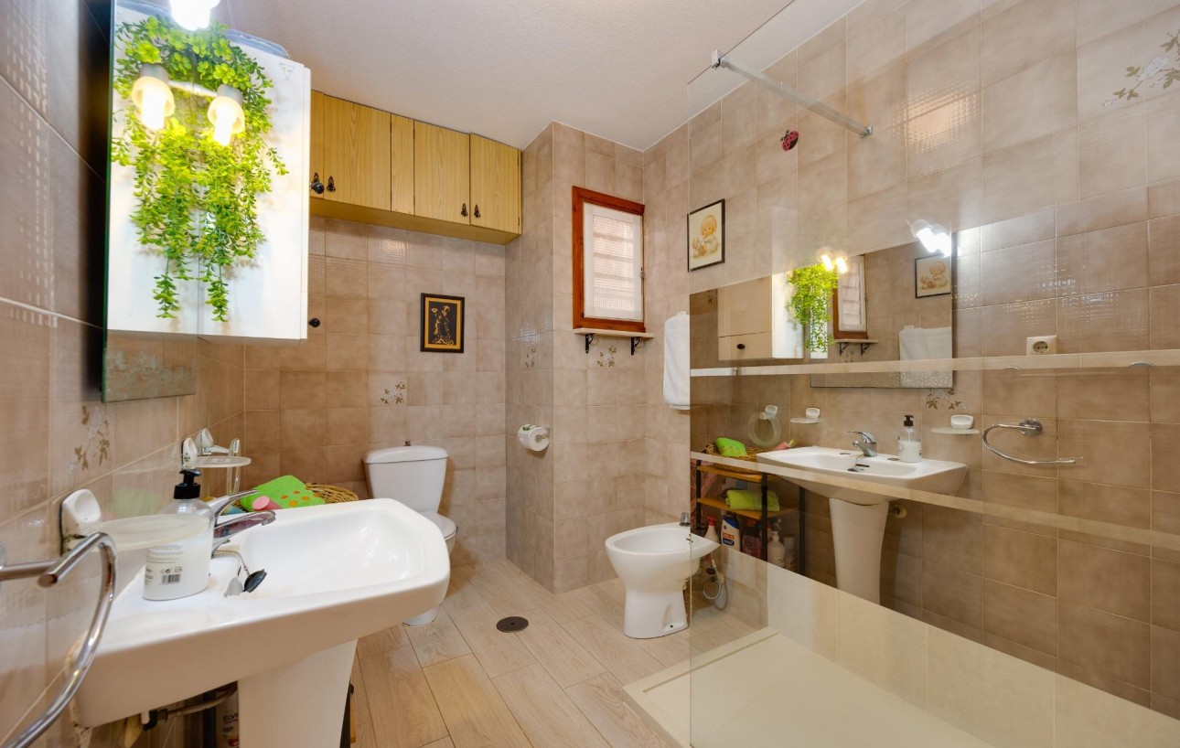 Resale - Chalet - Torrevieja - Calas blanca