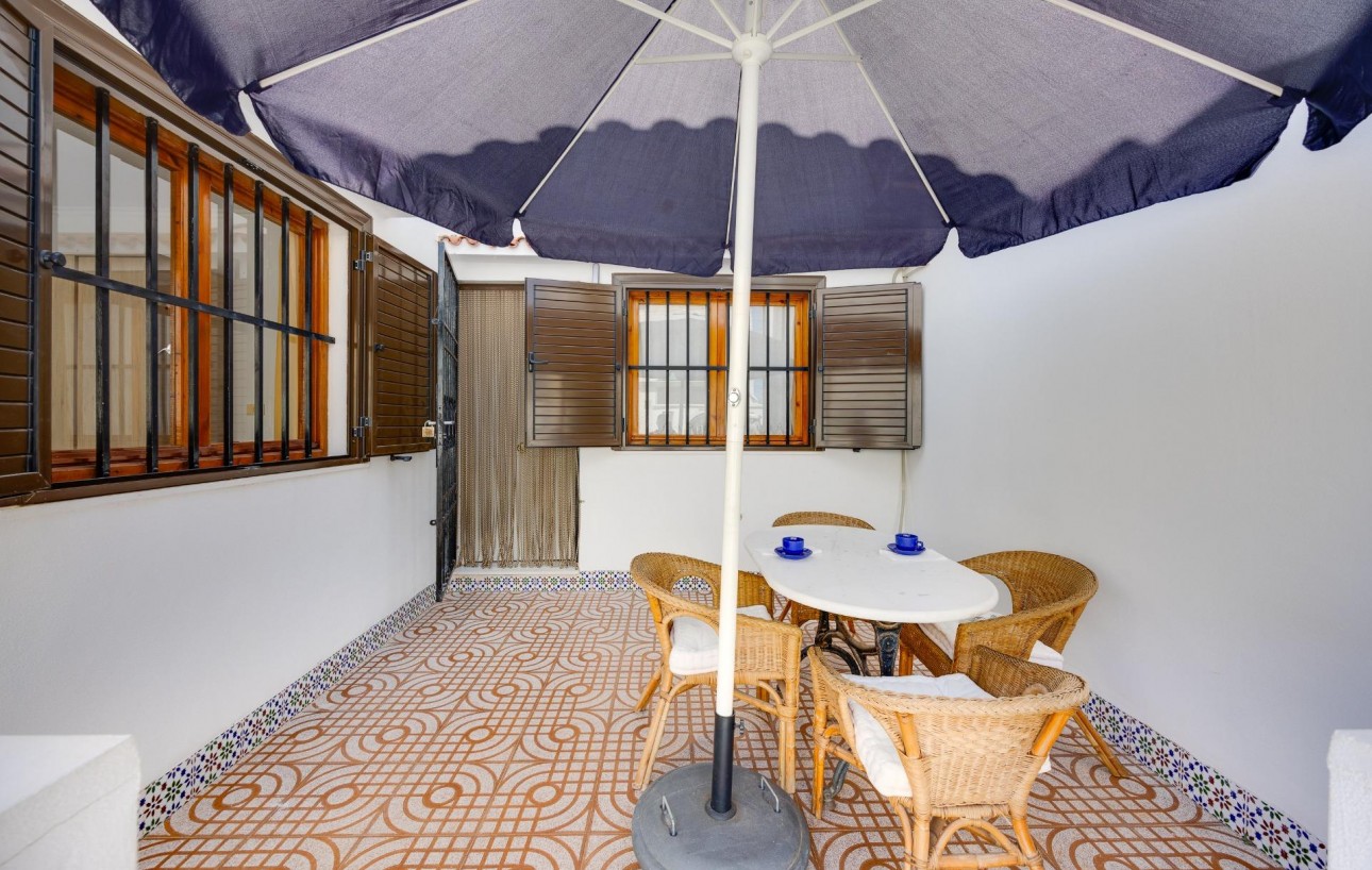 Resale - Chalet - Torrevieja - Calas blanca