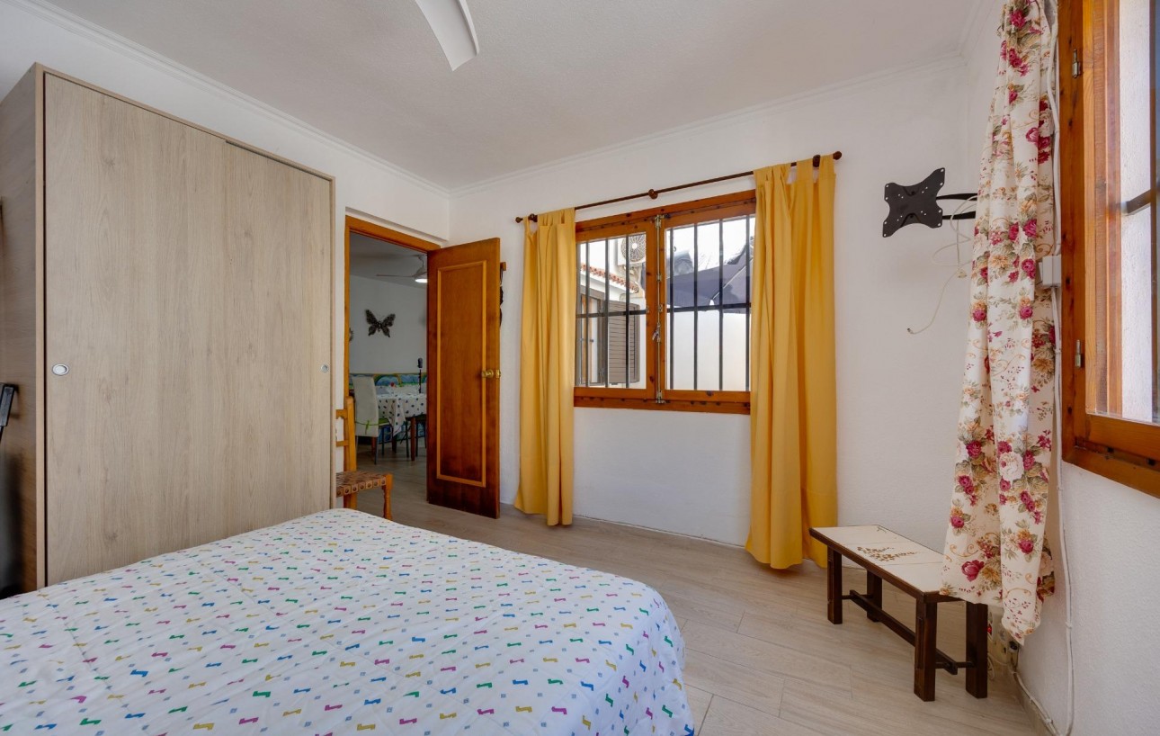 Resale - Chalet - Torrevieja - Calas blanca