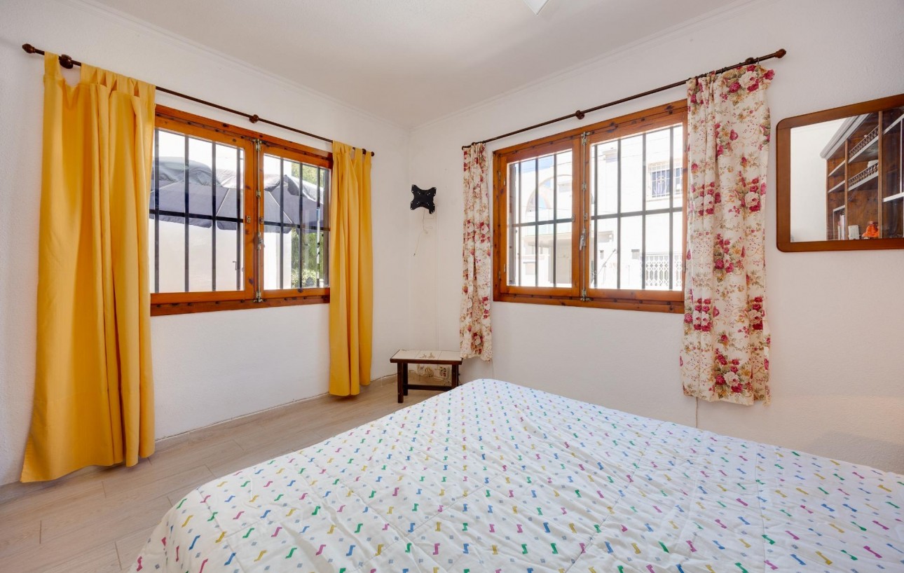 Resale - Chalet - Torrevieja - Calas blanca