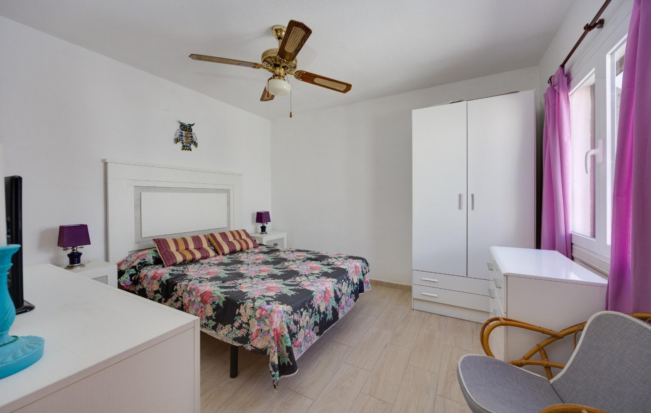 Resale - Chalet - Torrevieja - Calas blanca