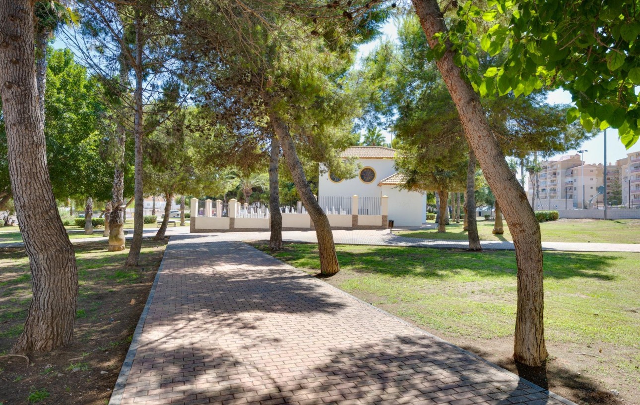 Resale - Chalet - Torrevieja - Calas blanca