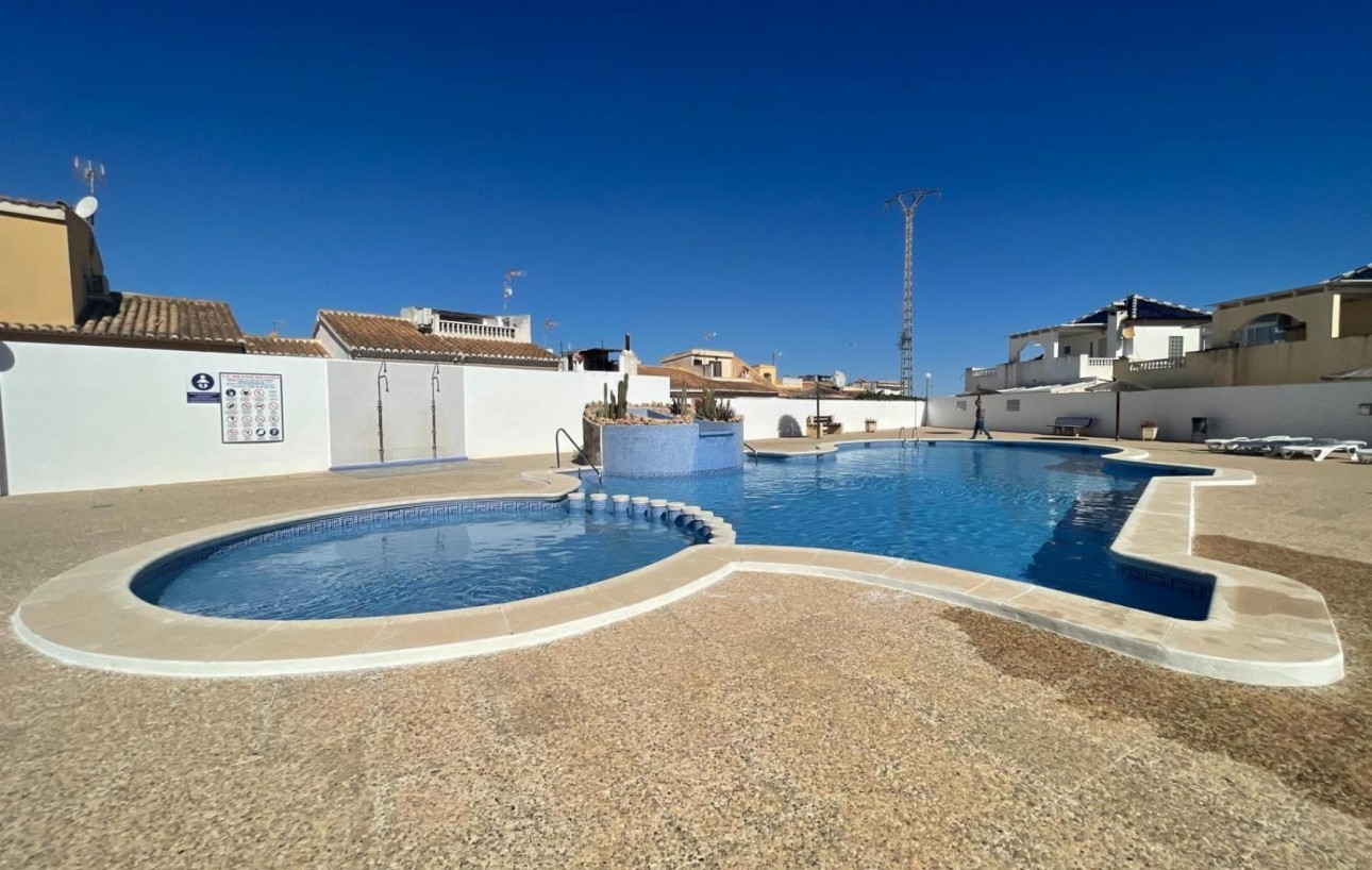 Resale - Chalet - Torrevieja - Los altos