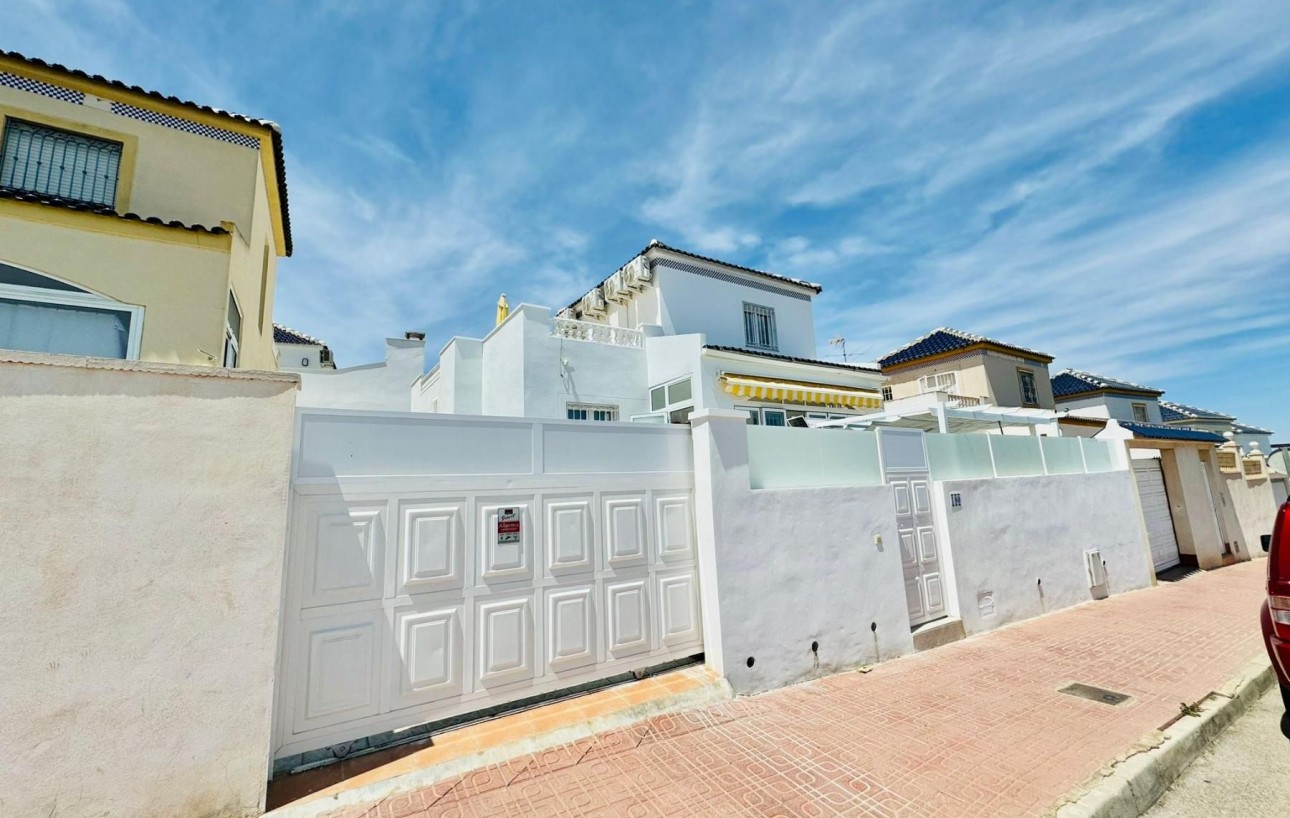 Resale - Chalet - Torrevieja - Los altos