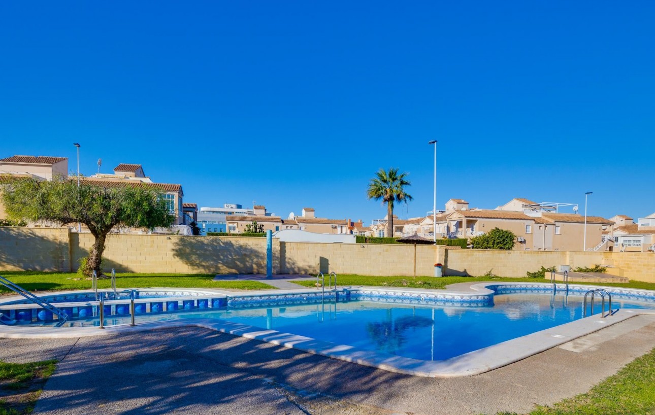 Sale - Chalet - Torrevieja - Playa de los locos