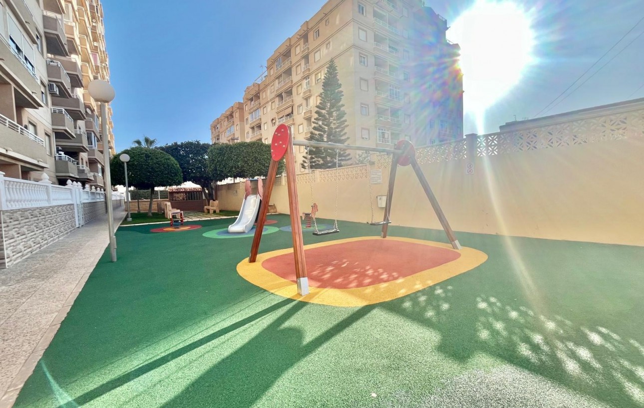 Resale - Lägenhet - Torrevieja - Calas blanca