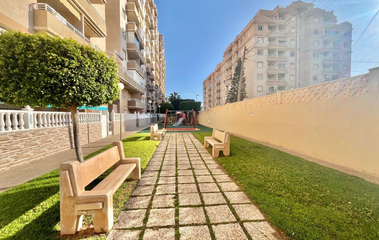 Resale - Lägenhet - Torrevieja - Calas blanca