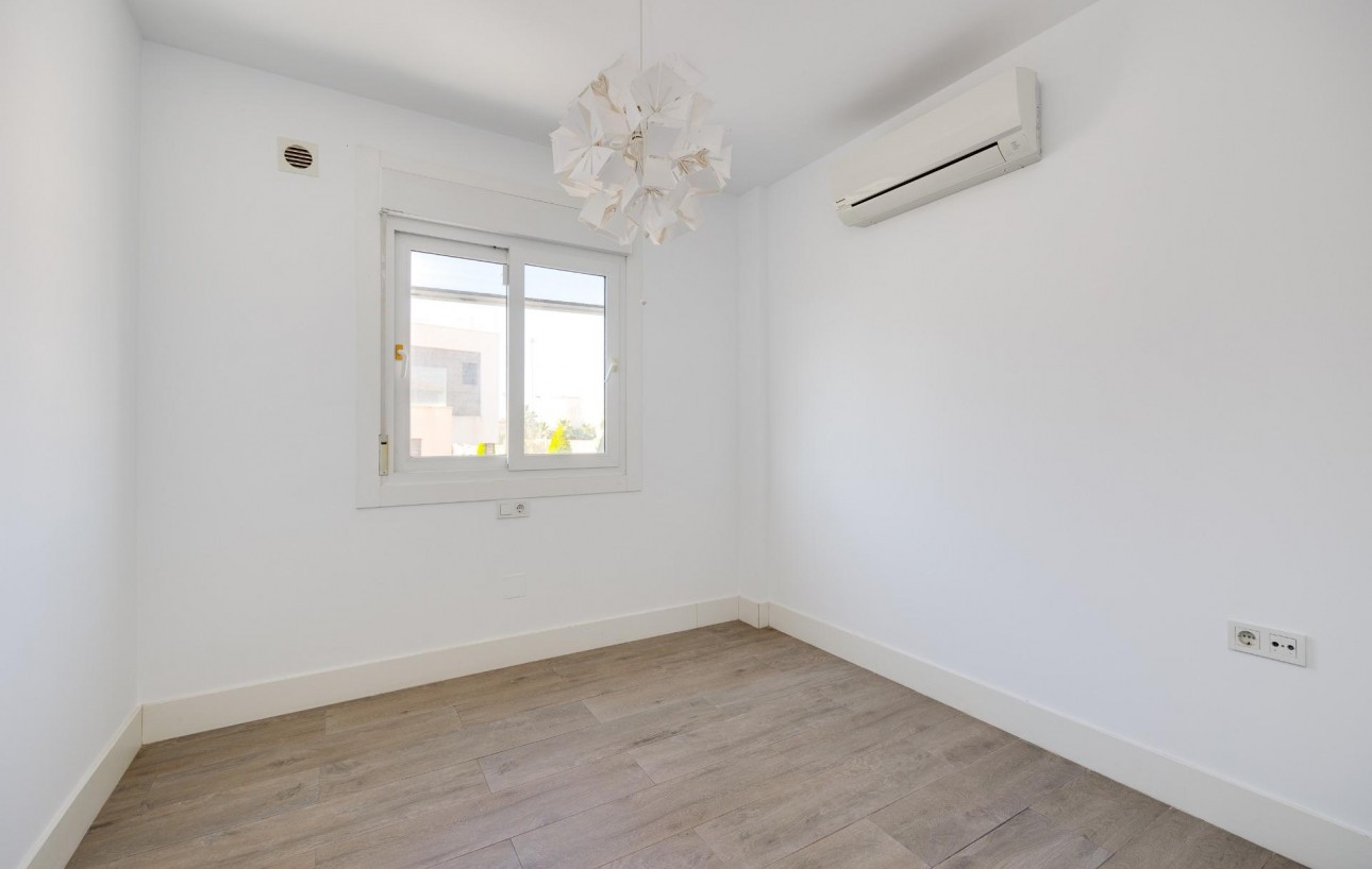 Resale - Villa - Torrevieja - Aguas Nuevas