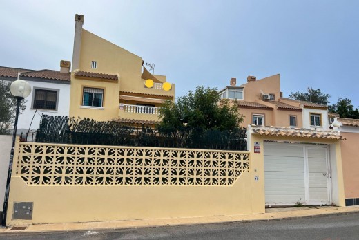 Resale - Chalet - Torrevieja - Aguas Nuevas