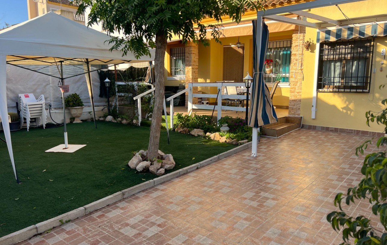 Resale - Chalet - Torrevieja - Aguas Nuevas