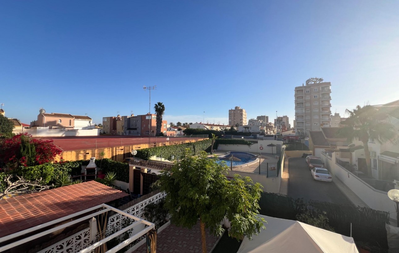 Resale - Chalet - Torrevieja - Aguas Nuevas