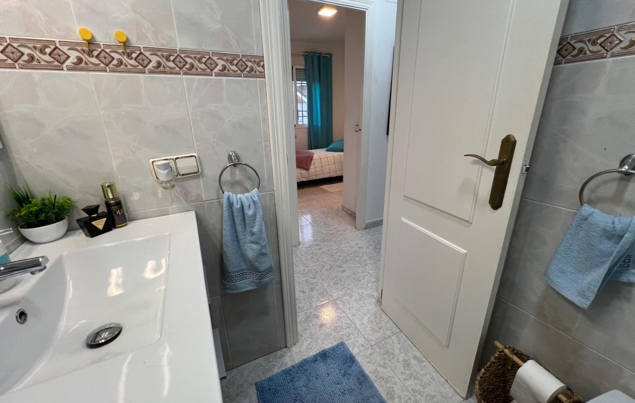 Resale - Chalet - Torrevieja - Aguas Nuevas