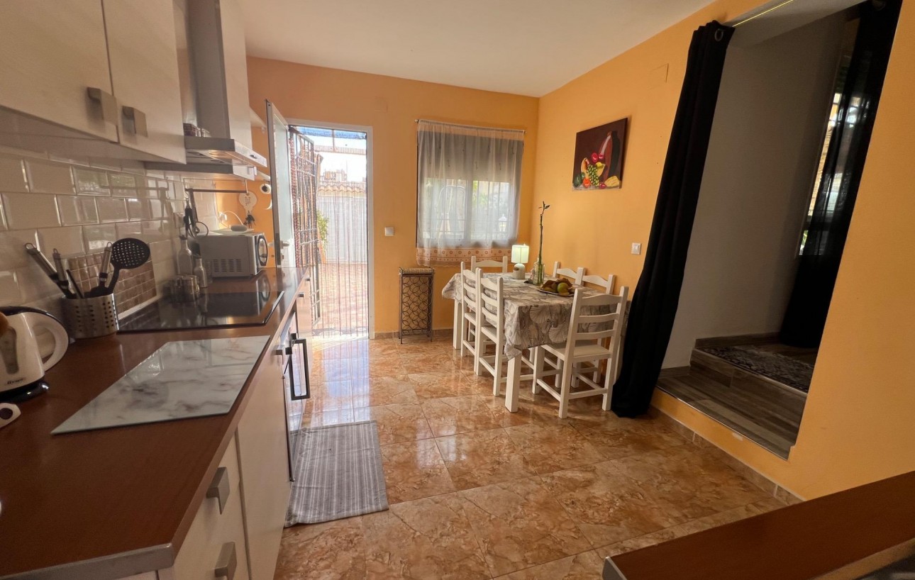 Resale - Chalet - Torrevieja - Aguas Nuevas