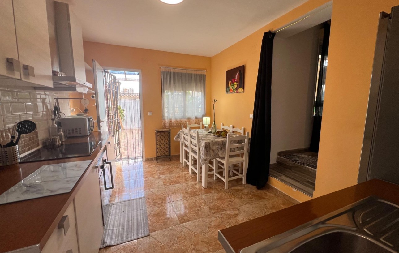 Resale - Chalet - Torrevieja - Aguas Nuevas