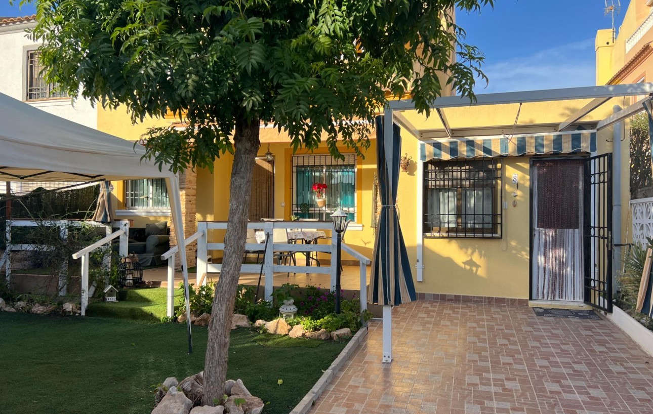 Resale - Chalet - Torrevieja - Aguas Nuevas
