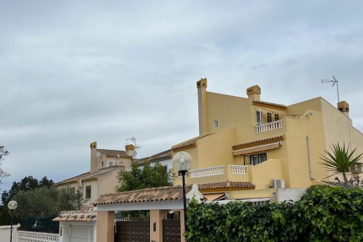 Resale - Chalet - Torrevieja - Aguas Nuevas
