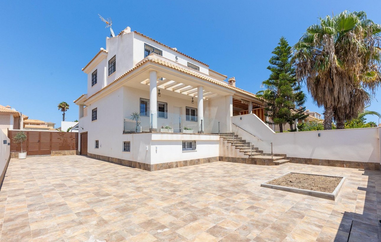 Resale - Villa - Torrevieja - Aguas Nuevas