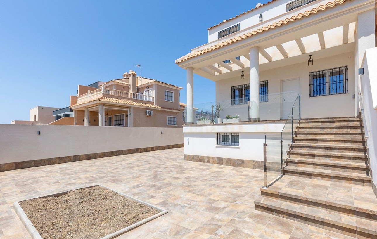 Resale - Villa - Torrevieja - Aguas Nuevas
