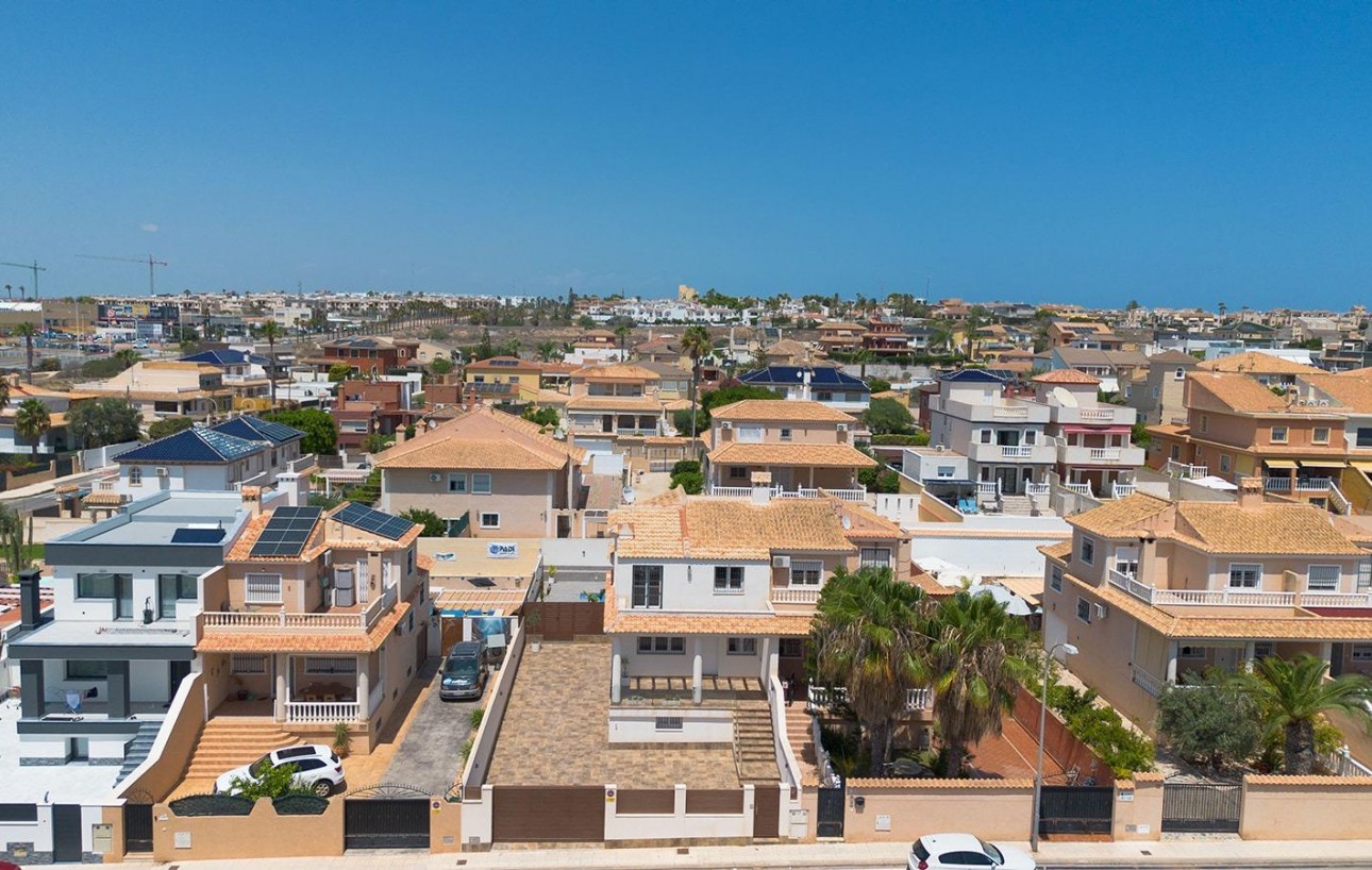 Resale - Villa - Torrevieja - Aguas Nuevas