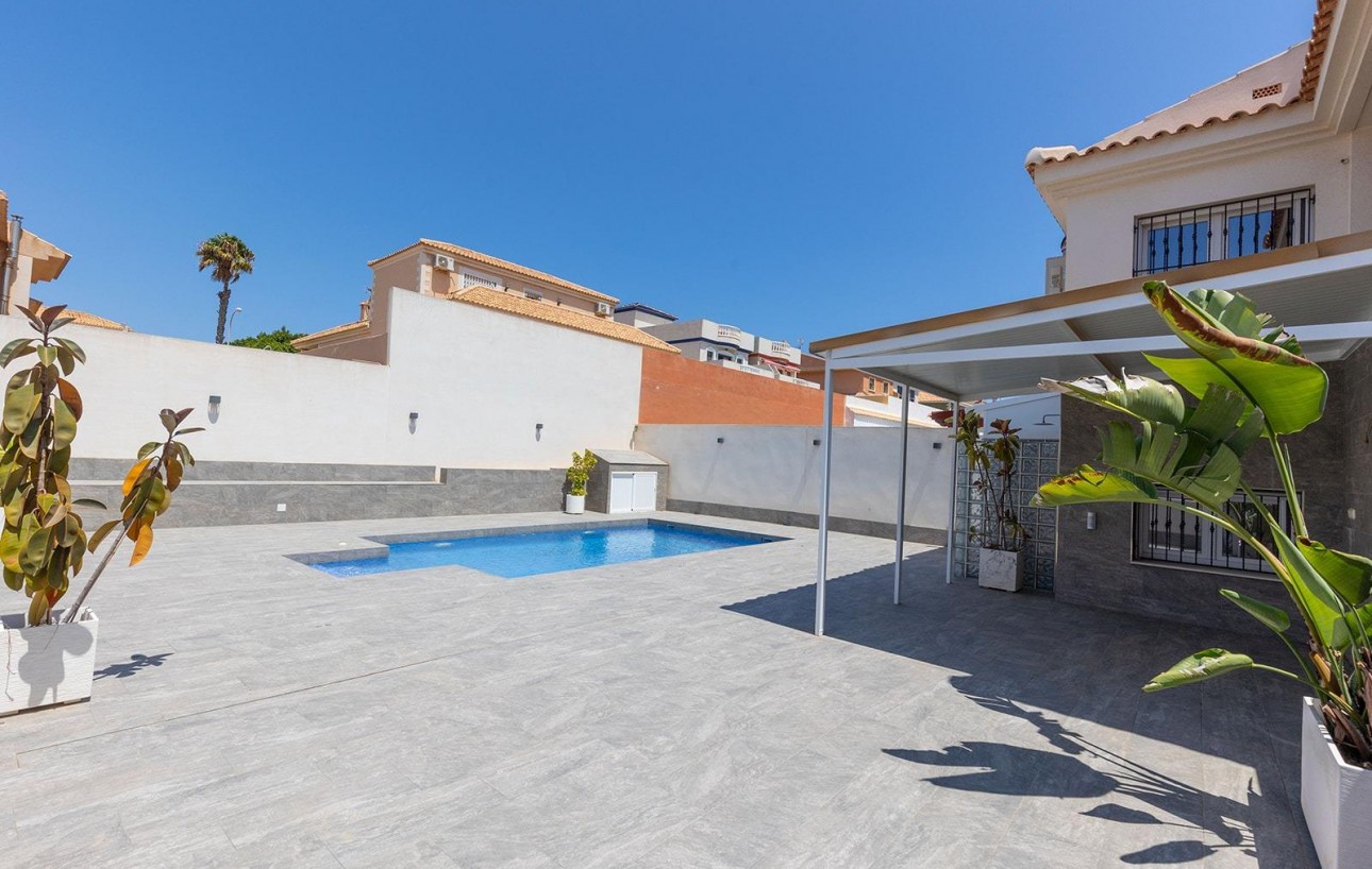 Resale - Villa - Torrevieja - Aguas Nuevas