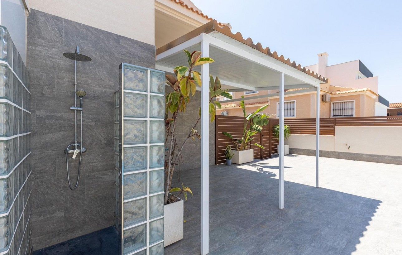 Resale - Villa - Torrevieja - Aguas Nuevas