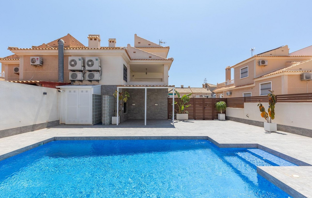 Resale - Villa - Torrevieja - Aguas Nuevas