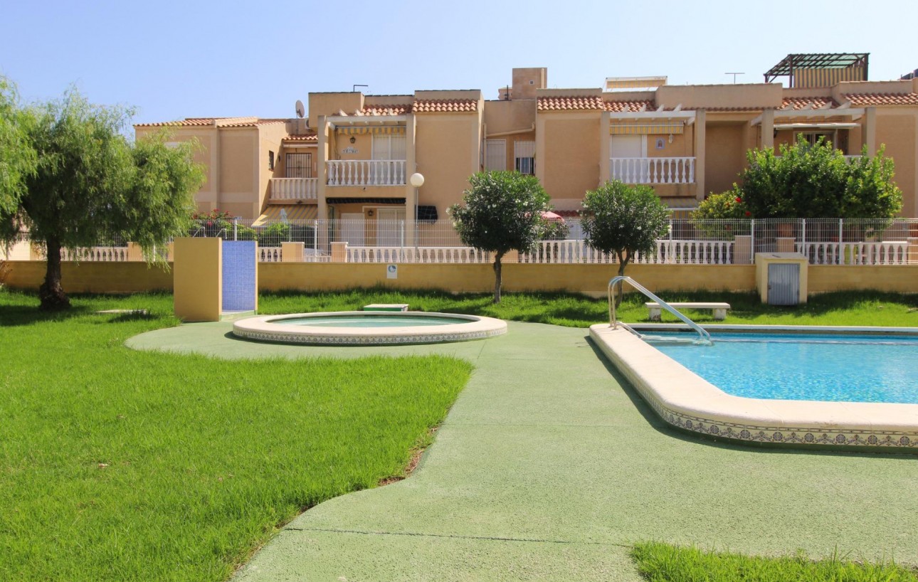 Resale - Bungalow Planta Baja - Torrevieja - Aguas Nuevas